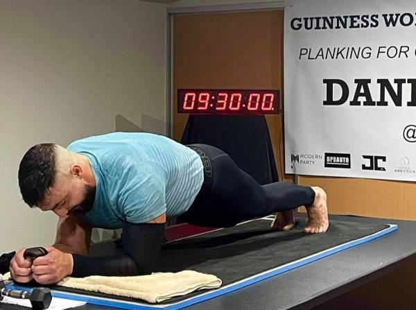 ‘플랭크’ 자세를 9시간 30분동안 해내 기네스북 오른 남자. 다니엘 스칼리 인스타그램 캡처