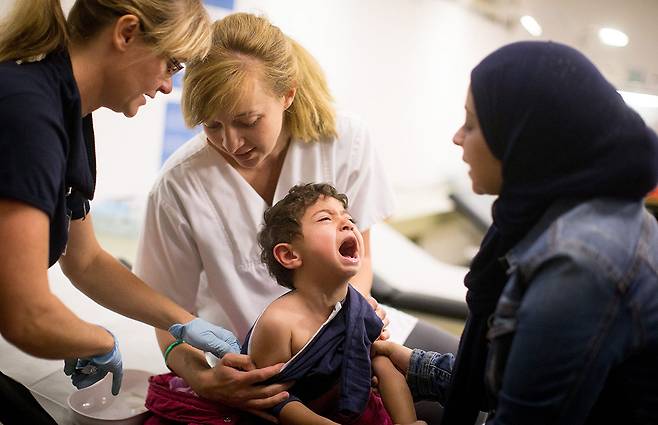 2015년 10월, 시리아에서 온 아이가 독일 베를린 보건소에서 홍역 예방접종을 받고 있다. ⓒEPA