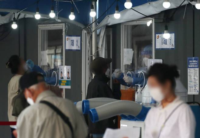 6일 서울역 중구임시선별검사소를 찾은 시민들이 코로나19 진단 검사를 받고 있다. 연합뉴스