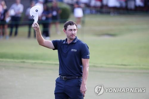 우승을 확정한 캔틀레이가 모자를 벗어 인사하고 있다. [AFP/게티이미지=연합뉴스]