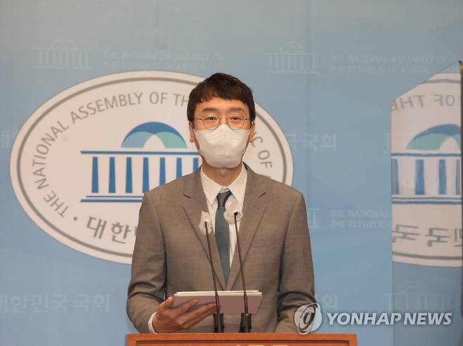 국민의힘 김웅 의원이 지난 달 9일 오전 서울 여의도 국회 소통관에서 유승민 예비후보 캠프 대변인단 명단을 발표하고 있다. [연합뉴스 자료사진]
