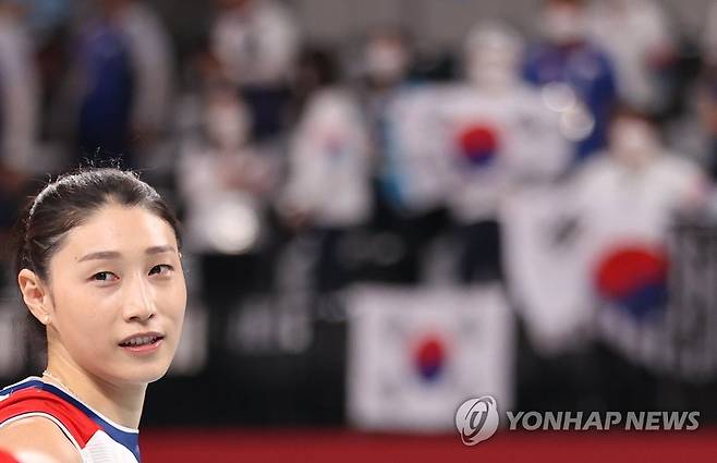 [올림픽] 김연경 '마지막 올림픽을 마치며' (도쿄=연합뉴스) 이지은 기자 = 8일 일본 도쿄 아리아케 아레나에서 열린 도쿄올림픽 여자배구 세르비아와의 동메달 결정전. 0-3으로 패한 한국 김연경이 선수들을 격려하고 있다. 2021.8.8 jieunlee@yna.co.kr