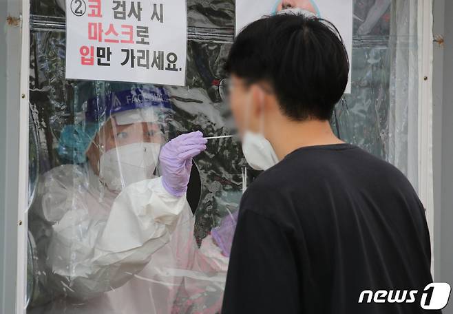 6일 오전 대전시청 남문광장에 마련된 선별진료소에서 시민들이 신종 코로나바이러스 감염증(코로나19) 검사를 받고 있다. 2021.9.6/뉴스1 © News1 김기태 기자