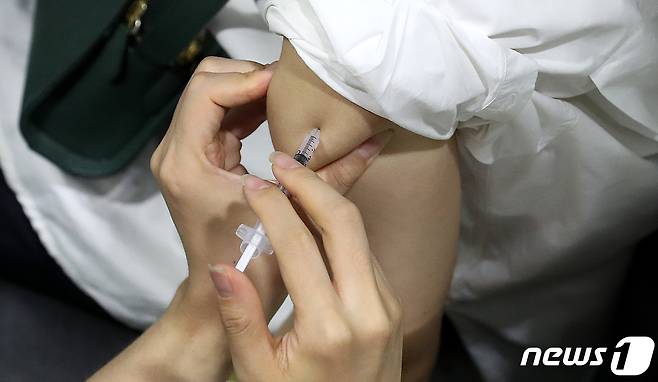 미국 제약사 화이자가 만 5세부터 11세까지 어린이를 대상으로 한 신종 코로나바이러스 감염증(코로나19) 백신이 올해 늦가을부터 초겨울이면 승인받을 수 있을 것이란 전망을 내놨다. 지난달 31일 서울 서대문구 백신접종센터를 찾은 시민이 화이자 백신을 접종하고 있다. © News1 박지혜 기자