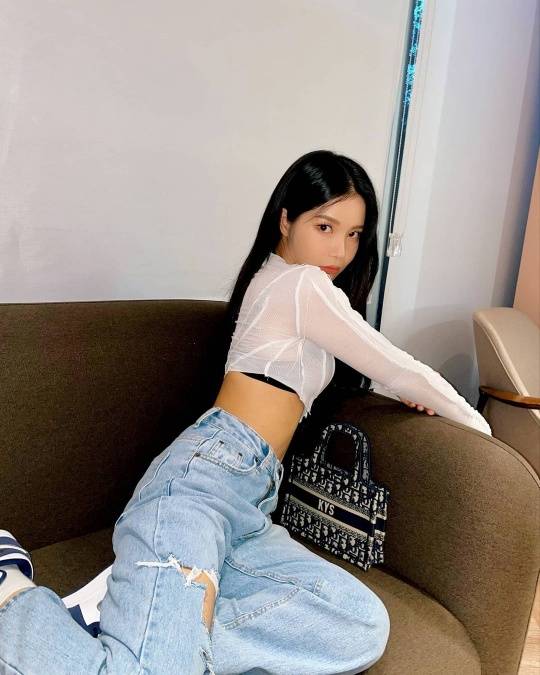 Group MAMAMOO Sola showed off her healthiness by revealing her constricted Waist.Sola posted several photos on her Instagram page on Friday, sitting on the sofa without comment.In the open photo, Sola took various poses wearing a distroid jeans on a See through white crop top and revealing a constricted Waist.Solas brilliant beauty and healthful charm attracted particular attention.Meanwhile, MAMAMOO, which Sola belongs to, will release its best album Isei MAMAMOO: The Best on the 15th.