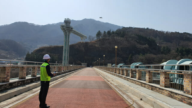 수자원공사 관계자가 드론을 활용해 댐 안전을 점검하고 있다.
