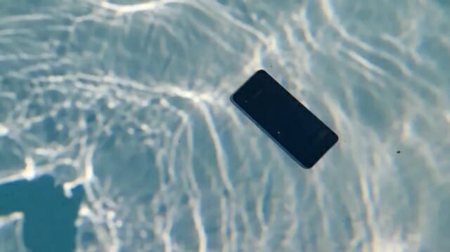 씨넷은 갤럭시Z플립3를 수영장 물에 담가 테스트를 진행했다. (사진=씨넷)