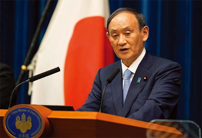 스가 요시히데 일본 총리가 8월 17일 도쿄 총리 관저에서 기자회견을 통해 신종 코로나 바이러스 감염증(코로나19) 대응을 위한 긴급사태 연장 및 적용 지역 확대를 발표하고 있다. 사진 AP연합