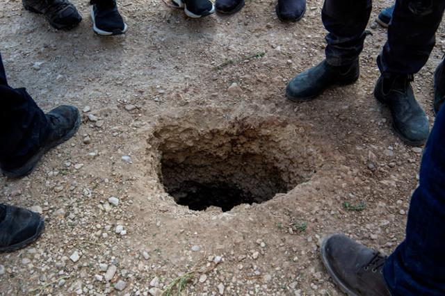 이스라엘 북부 길보아 교도소 관계자들이 6일 담장 밖에서 팔레스타인 수감자 6명이 탈출한 땅굴을 확인하고 있다. 베트셰안=로이터 연합뉴스
