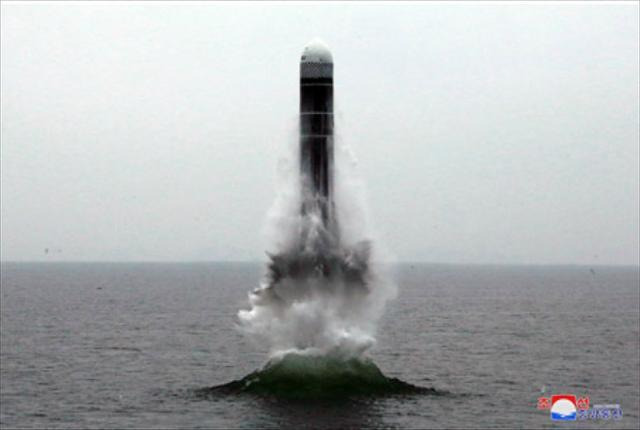2019년 10월 조선중앙통신 홈페이지에 공개된 북한 잠수함발사 탄도미사일(SLBM) 북극성-3형 시험 발사 장면. 연합뉴스