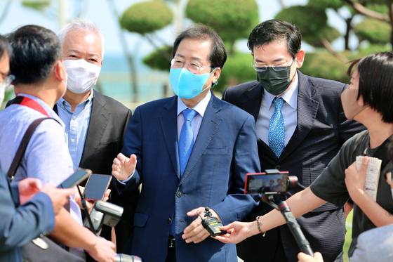 (서울=뉴스1) = 국민의힘 대선 경선주자인 홍준표 의원이 6일 강원 강릉시 정동진 모래시계공원을 둘러본 뒤 취재진의 질문에 답하고 있다. (홍준표 캠프 제공) 2021.9.6/뉴스1