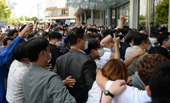 4일 오후 대전시 유성구 도룡동 대전컨벤션센터에서 열린 더불어민주당 대선 후보자 선출을 위한 대전·충남 합동연설회 시작에 앞서 지지자들이 행사장 밖에 모여서 후보들을 응원하고 있다. 연합뉴스