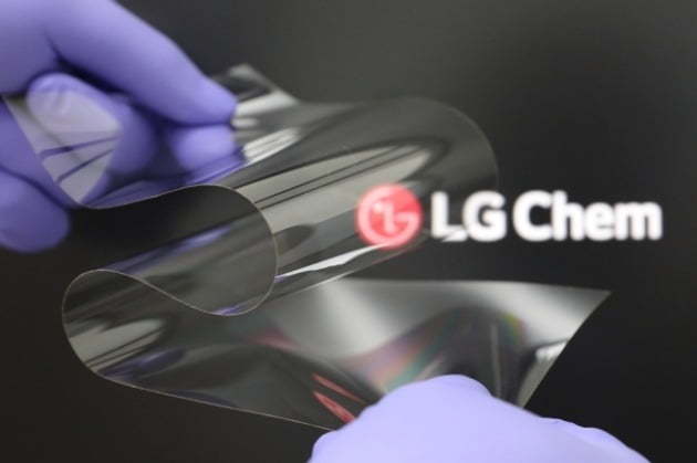 A photo of LG Chem's new material for foldable display, called “real folding window” (LG Chem)