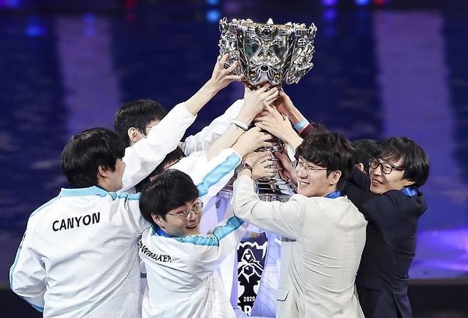 2020 롤드컵에서 우승을 차지한 한국의 담원 게이밍(현 담원 기아).   라이엇 게임즈 제공
