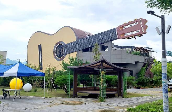 이천 예스파크 도자예술마을의 랜드마크인 세라기타문화관. 도자기 마을에 어울리지 않을 것 같은 이 커다란 기타 하나는 젊은 이천의 창의력과 포용성, 흥겨움을 모두 말해준다.