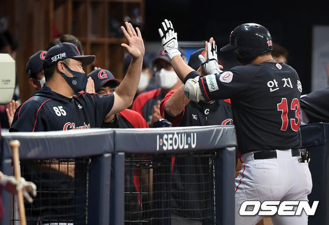 [OSEN=고척, 이대선 기자] 29일 오후 서울 고척스카이돔에서 ’2021 신한은행 SOL KBO 리그' 키움 히어로즈와 롯데 자이언츠의 경기가 열렸다.1회초 2사 1,2루에서 롯데 안치홍이 좌중월 스리런 홈런을 치고 더그아웃에서 최현 감독대행의 축하를 받고 있다. 2021.06.29 /sunday@osen.co.kr