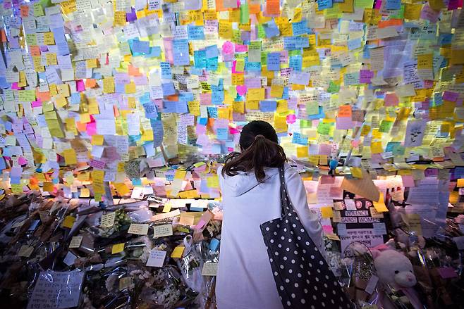 2016년 5월, 강남역 살인사건 이후 서울 강남역 10번 출구 앞에 붙은 추모 포스트잇과 국화꽃. ⓒ시사IN 신선영