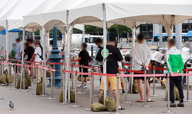 지난 5일 서울역 중구 코로나19 임시선별검사소를 찾은 시민들이 검사 순서를 기다리고 있다. 연합뉴스