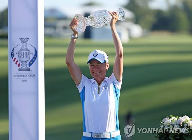 트로피 들어 올린 카트리나 매슈 단장 [게티이미지/AFP=연합뉴스]