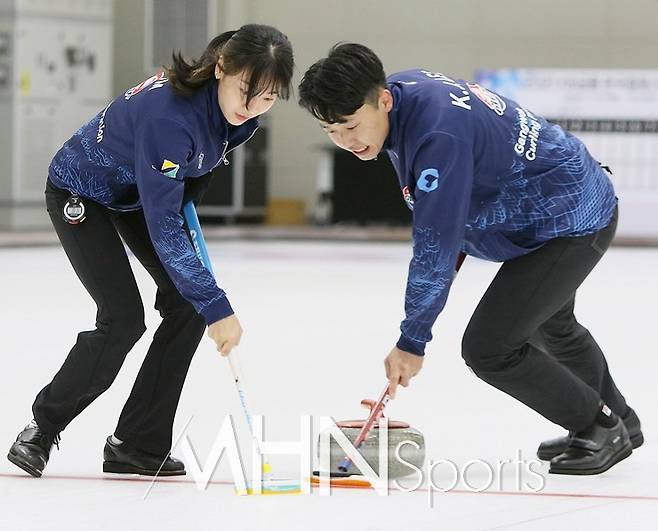 두 선수는 믹스더블에서 가장 이상적인 조합이라는 스킵(김민지)과 서드(이기정) 출신의 강점을 유감없이 발휘했다. [사진=김민지, 이기정ⓒMHN스포츠 임형식 선임기자]