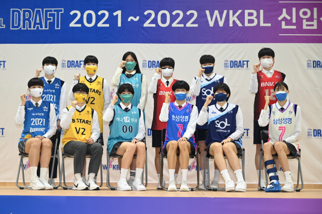2021-2022 WKBL 신입선수 선발회에서 선발된 12명의 신인 선수. 제공 | WKBL