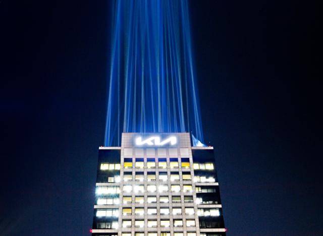 기아자동차가 지난 1월 유튜브와 글로벌 브랜드 웹사이트를 통해 '뉴 기아 브랜드 쇼케이스'를 열고, 새로운 브랜드 지향점과 지속 가능한 모빌리티 솔루션을 제공하기 위한 구체적인 미래 전략을 발표했다. 기아 제공