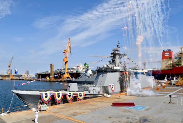 8일 경남 거제시 대우조선해양 옥포조선소에서 해군의 신형 호위함 포항함 진수를 축하하는 행사볼이 터지고 있다. 해군 제공