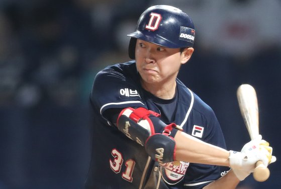 2일 창원NC파크에서 열린 2021 KBO 프로야구 NC 다이노스와 두산 베어스 경기. 7회 초 1사 1·2루 상황 두산 8번 정수빈이 집중하고 있다. 연합뉴스