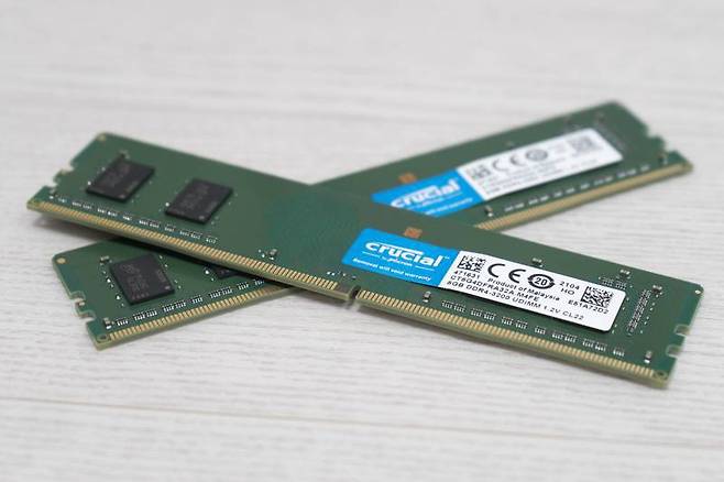 마이크론 크루셜 DDR4-3200 CL 메모리 8GB, 방열판이 없는 기본 사양이다. 출처=IT동아