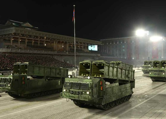 북한이 제8차 노동당 대회를 기념하는 군 열병식을 지난 1월 14일 평양 김일성광장에서 열었다고 당 기관지 노동신문이 15일 보도했다. 지난 당 창건 75주년 기념일(10월10일) 이후 3개월 만의 열병식이다. [뉴스1=노동신문]