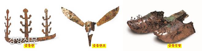 1982년 도굴된 무덤(2호분) 인근의 7호분에서 확인된 금동관(왼쪽)과 금동신발. 신라 중앙정부가 옛 압독국의 후예로 이 지역을 다스린 토착지도자에게 내린 사여품으로 추정된다. |영남대박물관 제공