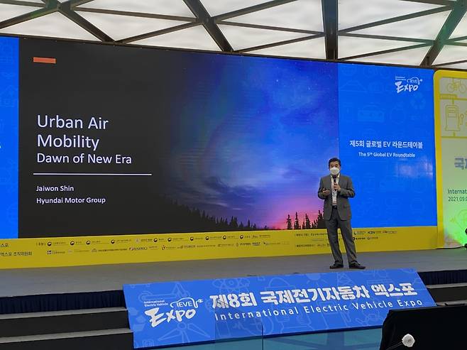 Shin Jai-won, chief of Hyundai Motor Group's Urban Air Mobility division, delivers his keynote presentation during the fifth Global EV Round Table held as part of this year’s International Electric Vehicle Expo in Jeju Island on Wednesday. (Jo He-rim/The Korea Herald)