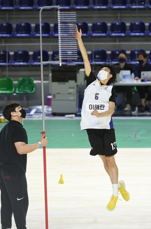 수피아여고 이해란이 7일 용인실내체육관에서 열린 2021~2022 WKBL 신입선수 선발회 도중 점프력을 측정하는 ‘맥스 버티컬 점프 리치’를 하고 있다. 한국여자농구연맹 제공