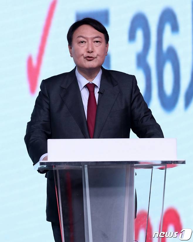(서울=뉴스1) 오대일 기자 = 윤석열 국민의힘 대선 예비후보가 7일 오후 서울 강서구 ASSA빌딩 방송스튜디오에서 열린 국민의힘 대선 경선 후보 '체인지 대한민국, 3대 약속' 발표회에서 공약을 발표하고 있다. 2021.9.7/뉴스1