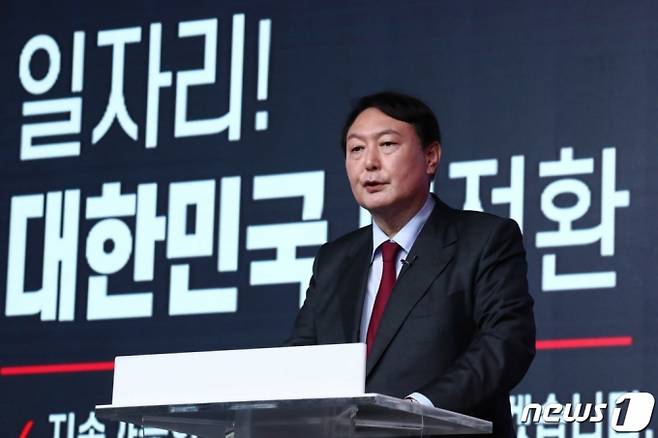 (서울=뉴스1) 오대일 기자 = 윤석열 국민의힘 대선 예비후보가 7일 서울 강서구 마곡동 ASSA빌딩 방송스튜디오에서 국민의힘 '제20대 대통령후보 1차 경선 후보자 3대 정책공약 발표회'에서 공약발표를 하고 있다. 2021.9.7/뉴스1