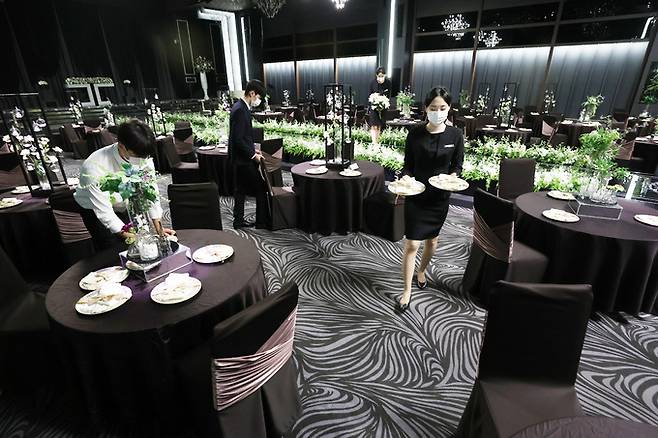 5일 오후 경기도 수원시 팔달구 WI컨벤션에서 직원들이 예식 준비를 하고 있다. 수원=뉴스1