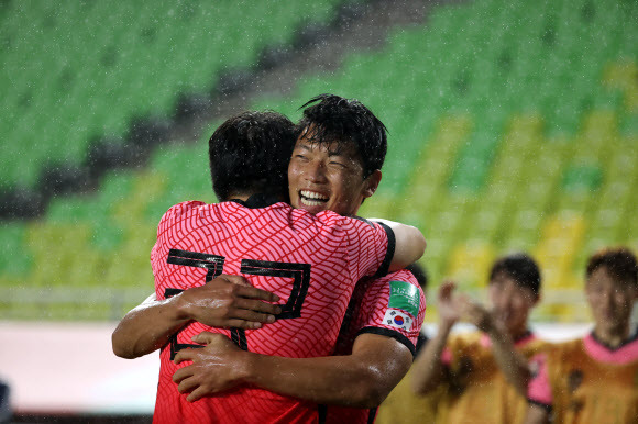 목말랐던 한 골  - 권창훈(왼쪽)이 7일 수원월드컵경기장에서 열린 2022 카타르 월드컵 축구 아시아 최종예선 레바논의 경기에서 선제골을 터뜨린 후 황희찬과 포옹하며 기뻐하고 있다.연합뉴스