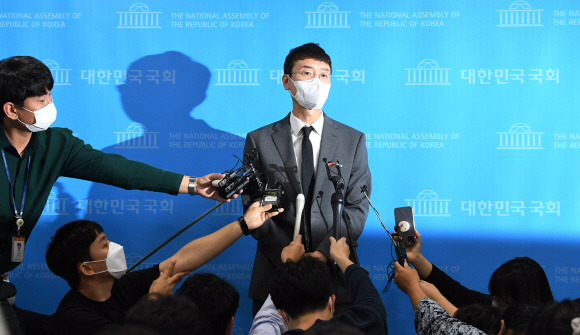 - 국민의힘 김웅 의원이 8일 서울 여의도 국회에서 지난해 총선 당시 윤석열 검찰총장의 측근 검사로부터 여권 인사에 대한 고발장을 넘겨받았다는 이른바 ‘고발사주’ 의혹과 관련해 기자회견을 가진뒤 기자들의 질문에 답변하고 있다.  2021. 9. 8 김명국 선임기자 daunso@seoul.co.kr