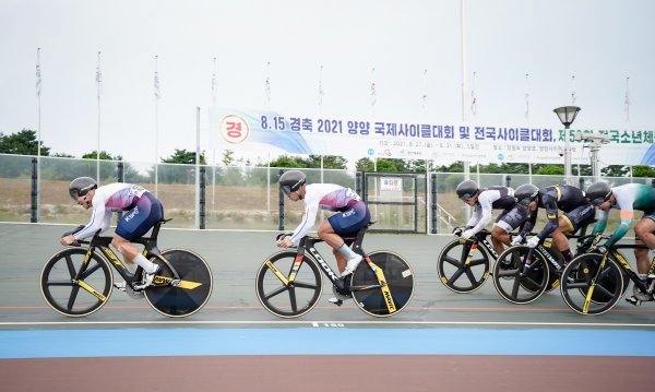 ‘815 경축 양양 국제사이클 대회’에 참가한 임채빈(왼쪽에서 첫 번째)이 선두에서 경기를 펼치고 있다. 사진제공｜국민체육진흥공단