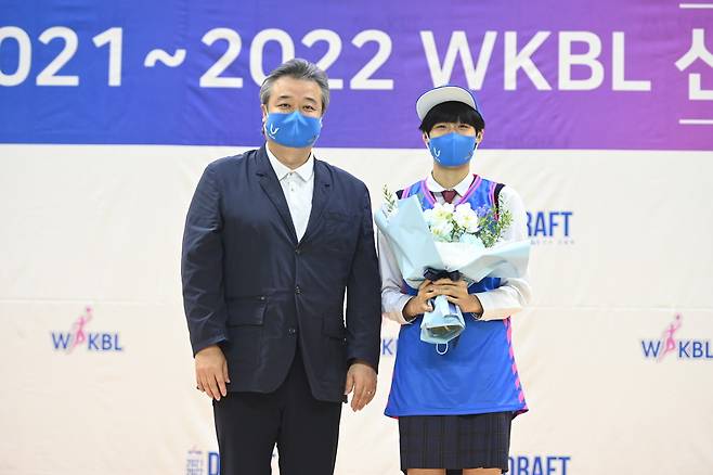 임근배 삼성생명 감독과 이해란 [WKBL 제공]