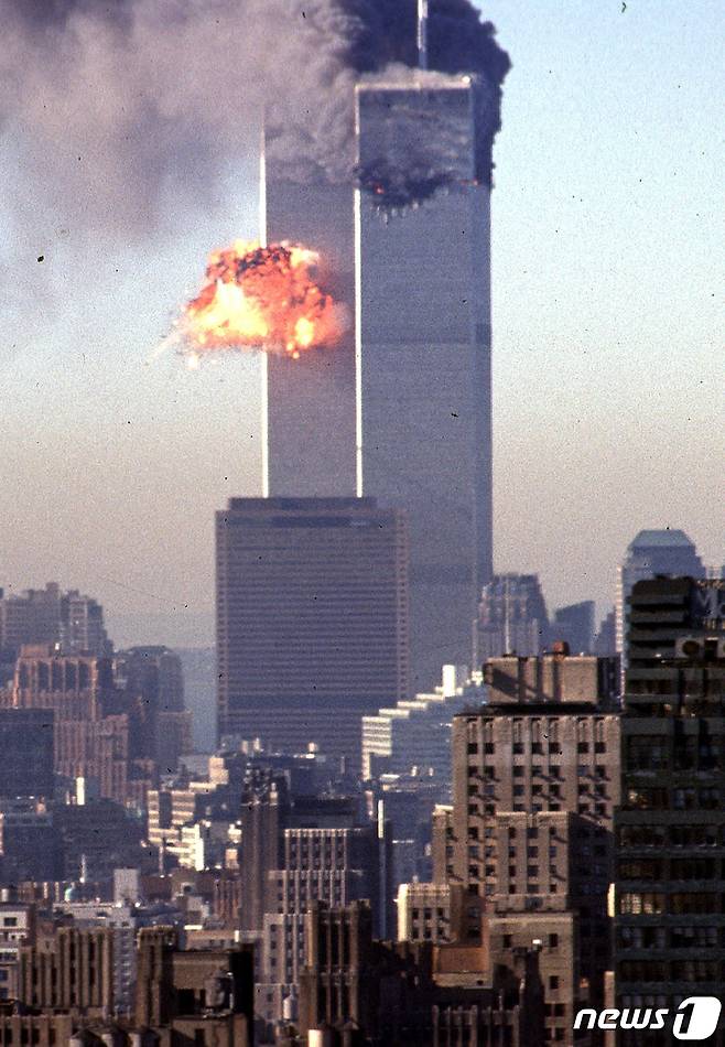 11일(현지시간) 오전 미국 뉴욕주 맨하튼 소재 제2세계무역센터가 유나이티드항공 175편과 충돌해 불길에 휩싸이고 있다. 2001.09.11 © AFP=뉴스1