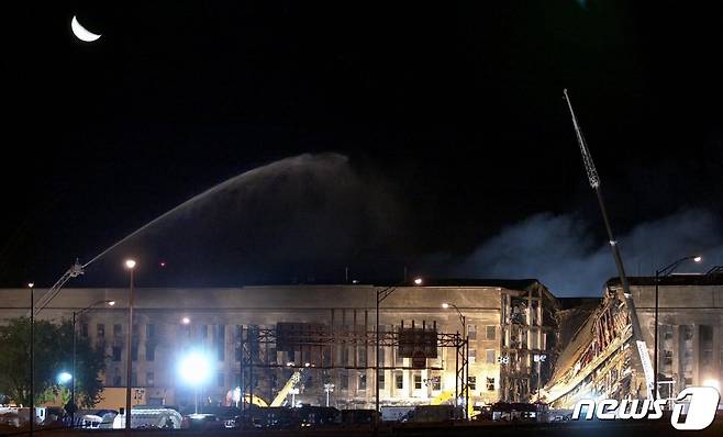 미국 버지니아주 앨링턴 소재 국방부 청사 건물인 펜타곤이 아메리칸항공 77편과 충돌해 건물 일부가 붕괴됐다. 2001.09.12 © AFP=뉴스1