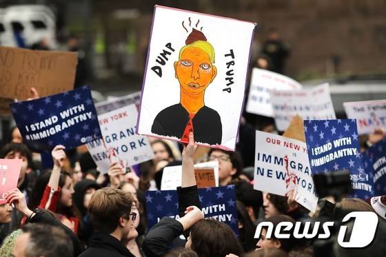 7일(현지시간) 뉴욕 맨해튼 광장에서 수백명의 고등학생들이 도널드 트럼프 미국 대통령의 무슬림 7개국 국민을 겨냥한 반 이민 행정명령을 반대하는 시위에 참가하고 있다. © AFP=뉴스1 © News1 우동명 기자