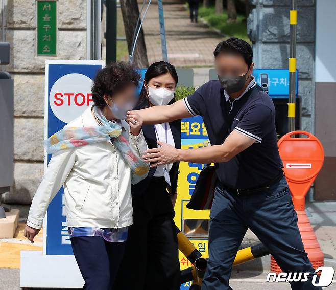 요양급여 부정수급 혐의 등으로 1심에서 징역 3년을 선고받고 구속됐었던 윤석열 전 검찰총장의 장모 최모씨가 9일 오후 법원의 보석 신청 허가로 경기도 서울구치소를 빠져나가고 있다. 2021.9.9/뉴스1 © News1 김진환 기자