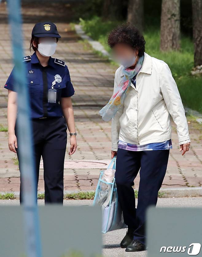 요양급여 부정수급 혐의 등으로 1심에서 징역 3년을 선고받고 구속됐었던 윤석열 전 검찰총장의 장모 최모씨가 9일 오후 법원의 보석 신청 허가로 경기도 서울구치소를 빠져나가고 있다. 2021.9.9/뉴스1 © News1 김진환 기자
