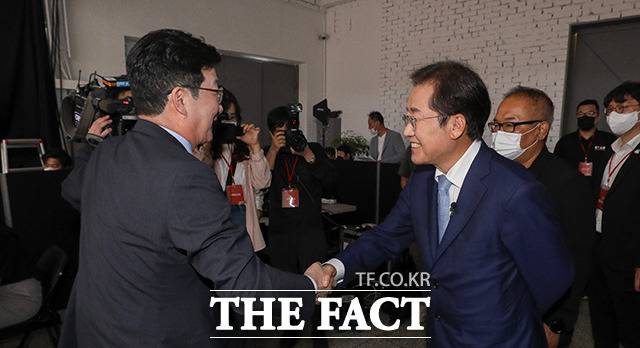 면접을 마치고 나온 유승민 전 의원과 인사하는 홍 의원.