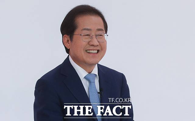"진주 의료원 폐쇄는 경제성 때문이 아니라 의료원의 기능을 상실했기 때문입니다. 경남에 마산 의료원을 신설했고 음압병동 8개를 새로 설치했어요. 대구 코로나 중환자도 마산 의료원에 이송해서 치료 다 했습니다."