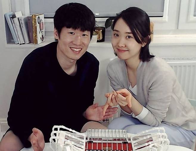 박지성(왼쪽)과 아내 김민지 전 아나운서. /인스타그램