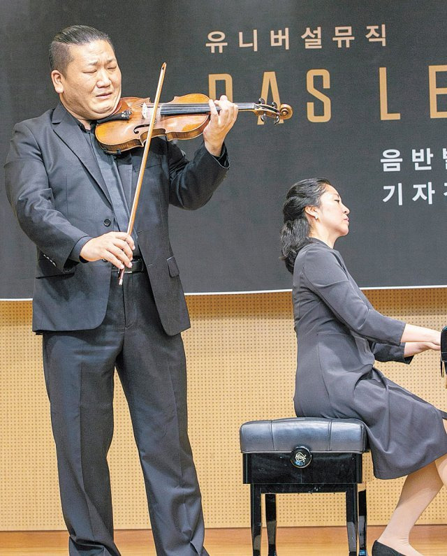 7일 서울 서초동에서 열린 음반 발매 기념 간담회에서 바이올리니스트 김응수가 드보르자크의 ‘어머니가 가르쳐주신 노래’를 연주하고 있다. WCN 제공