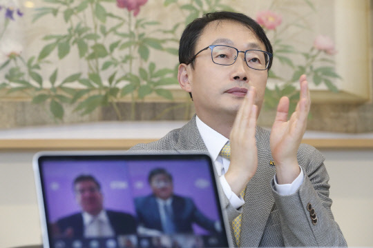 구현모 KT 대표(화면 밖 오른쪽)가 엡실론 SPA 체결 후 박수를 치고 있다. KT 제공